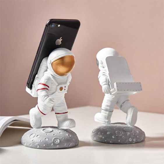 宇航員小擺件創意可愛手機架桌上立體樹脂簡約公仔太空人手機支架 【麥田印象】