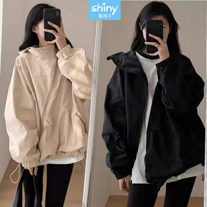 帥氣呈現．素色寬鬆斜拉鍊長袖連帽外套－shiny藍格子【V5175】