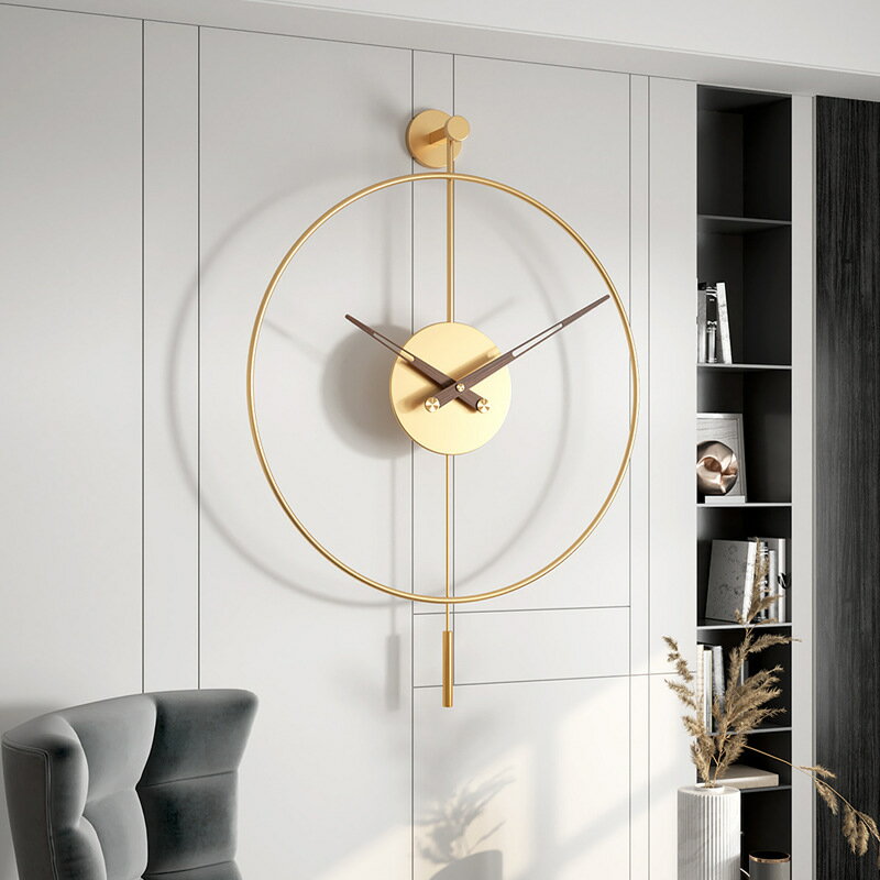 西班牙輕奢簡約墻壁創意掛鐘家用鐵藝單環時尚背景墻裝飾搖擺時鐘