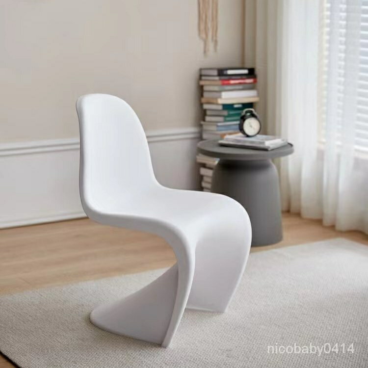 【爆款🔥熱賣】潘東椅ins風塑料椅子簡約現代靠背椅化妝凳子傢用客廳可疊放餐椅臺灣發貨 OI4B