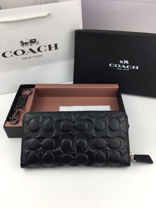 *vivi shop*美國COACH 正品F74529 男士壓C紋拉鏈皮款長夾、 F74599經典C紋LOGO防刮pvc翻蓋長夾( 禮盒式附鑰匙圈). 時尚簡約大方 商務長夾- 附購票憑證