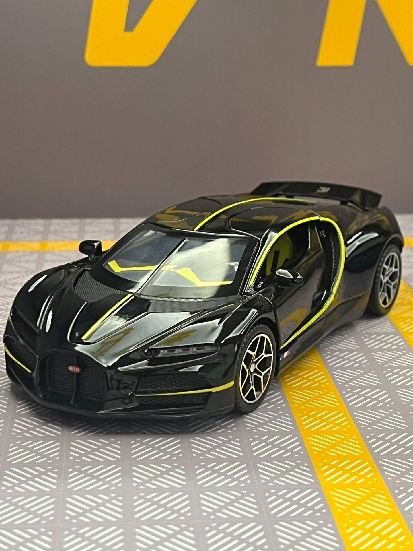 【全球優品匯】模擬1:32比例布加陀飛輪合金汽車模型 全新未拆封 彩盒裝帶底座 功能介紹：三門可開，前後車燈可亮，強