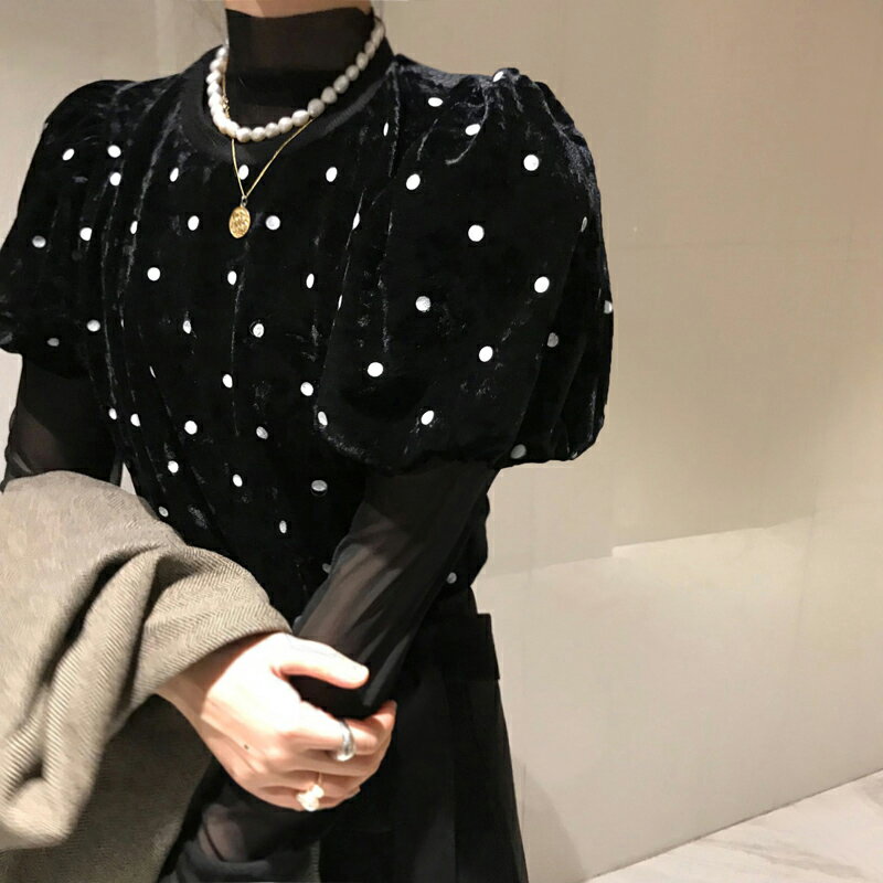 上衣女設計感小眾港風ins復古波點泡泡袖絲絨短袖T恤+打底衫1入