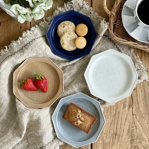 日本製美濃燒 小花浮雕盤12.6cm 蛋糕盤 甜點盤 ins盤 盤 餐盤 八角盤 小菜盤碟子 陶瓷盤 廚房用品 廚房餐具