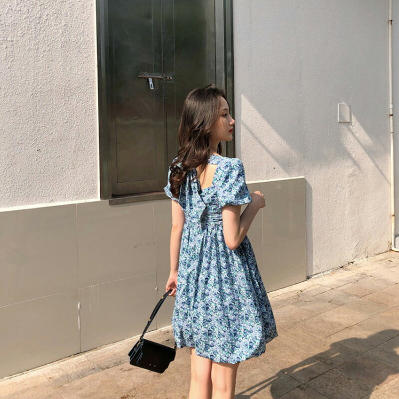 2022年新款夏季法式初戀甜美森系碎花連衣裙少女小清新露背復古裙