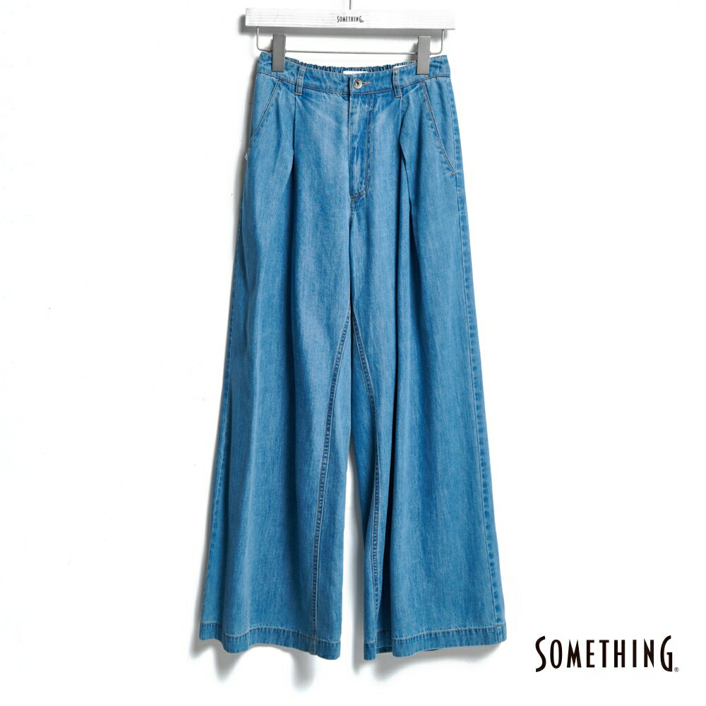 SOMETHING 萊賽爾打摺超寬丹寧直筒牛仔褲-女款 拔淺藍