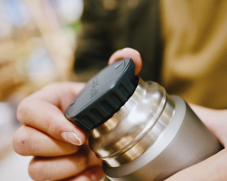 Mont-Bell Titanium ALP Thermo Bottle 0.5L 鈦 保溫瓶 /保冰/輕量斷熱瓶 1134164 TITAN 鈦色 5
