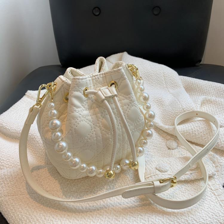 小眾設計小包包女夏新款2022年爆款珍珠手提斜挎包高級質感水桶包【摩可美家】