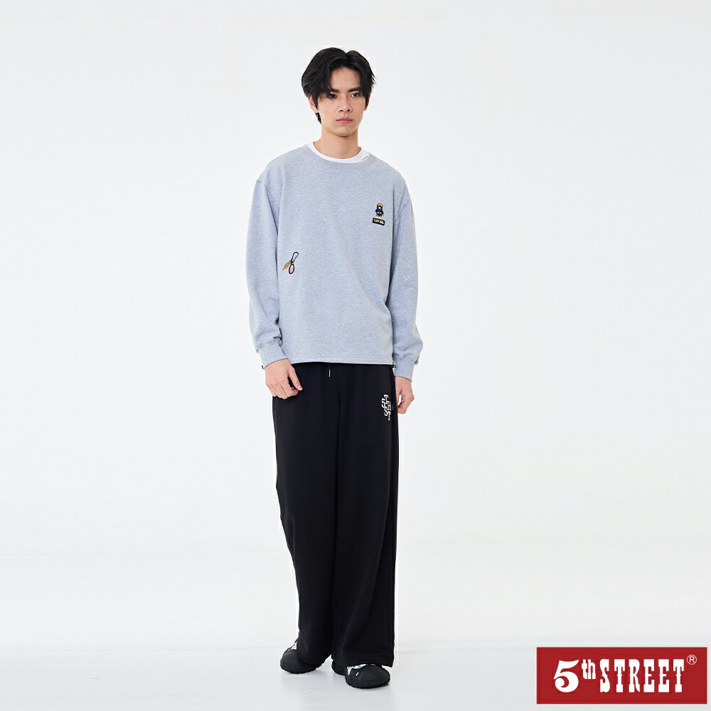 中性款 大學T 長袖 T恤 TEE 上衣 印花 麻灰色 (560990) 【5th STREET】【年貨節全館390起】 治裝激推 最高折426