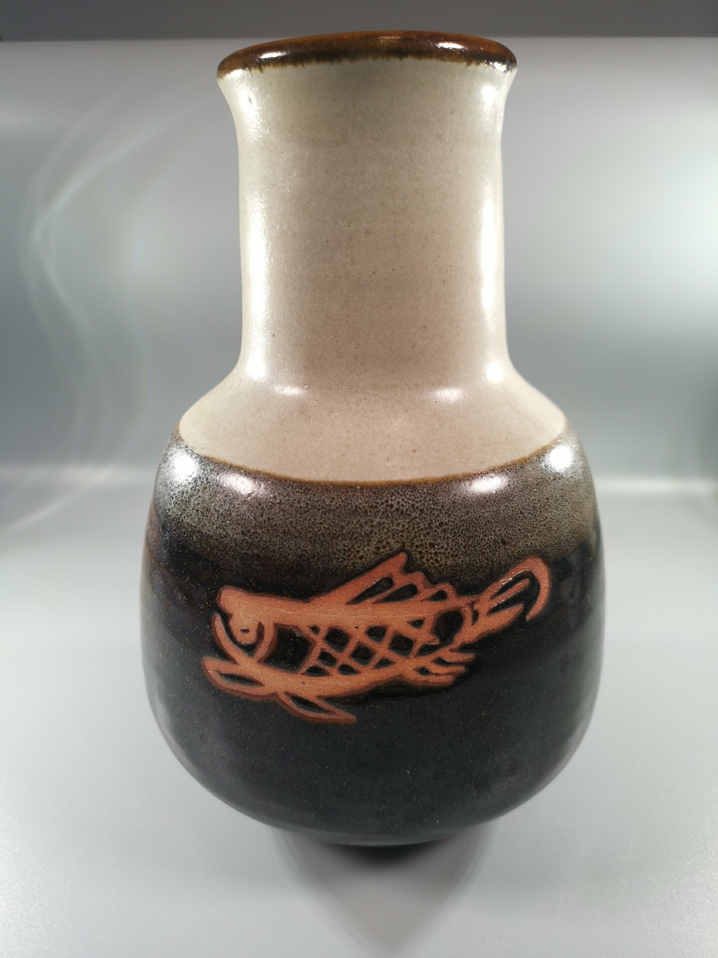 日本 圓π作 鐵釉手繪雙魚紋花瓶 花入，器型敦實厚重，口沿和