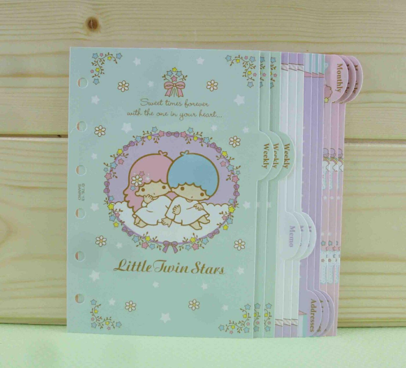 【震撼精品百貨】Little Twin Stars KiKi&LaLa 雙子星小天使 貼紙本附夾-綠花圈 震撼日式精品百貨