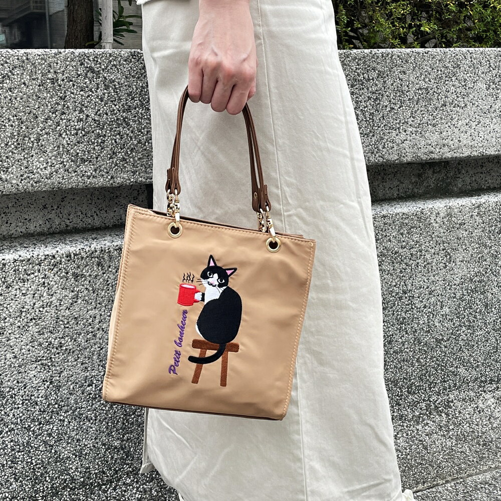日本進口 刺繡 方形 手提袋(卡其色/喝咖啡的貓)｜小鶴日貨