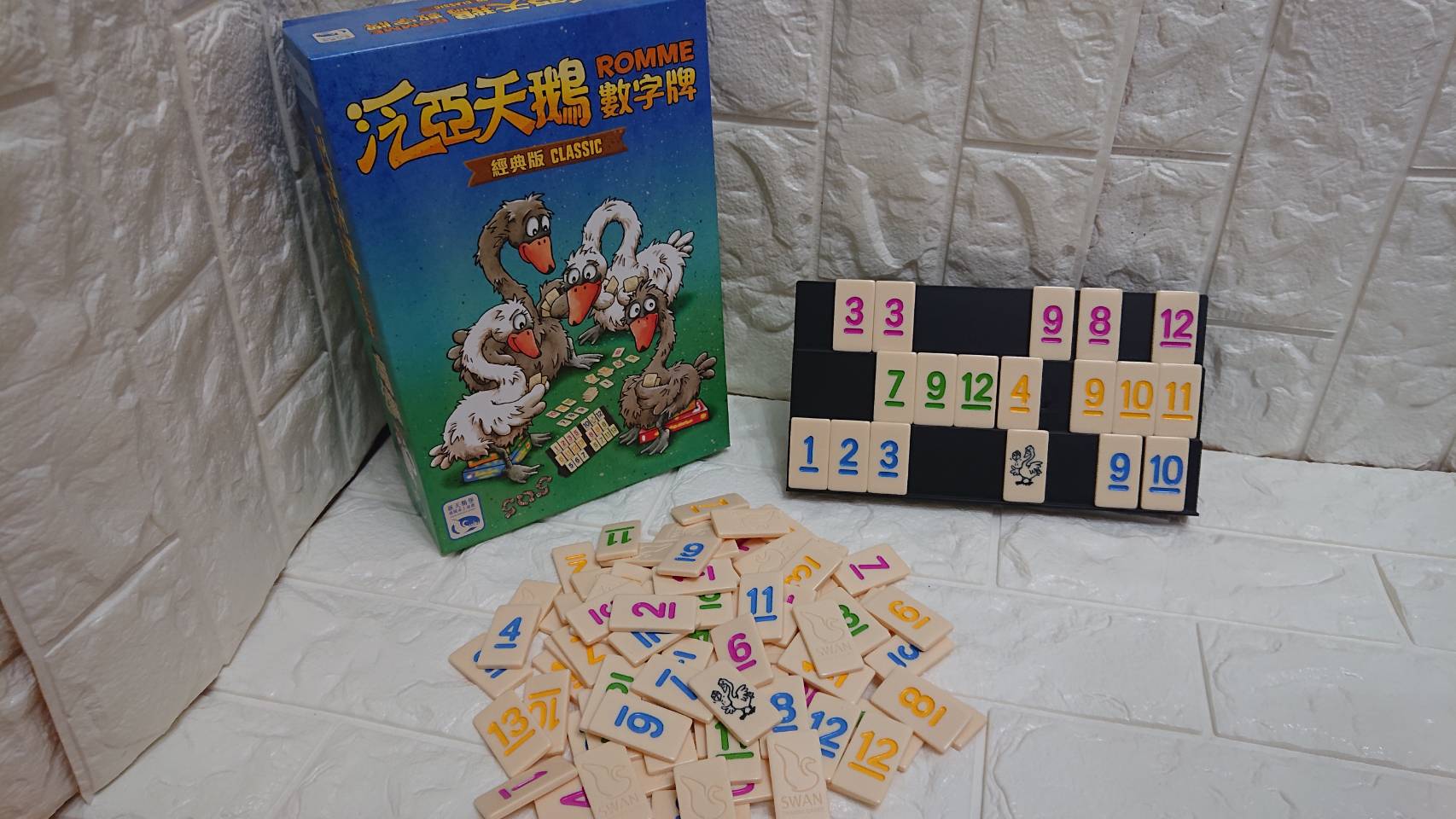 【桌遊侍】ROMME CLASSIC 泛亞天鵝數字牌 正版實體店面快速出貨《免運》字大三層牌架、傳統桌游新包裝 3