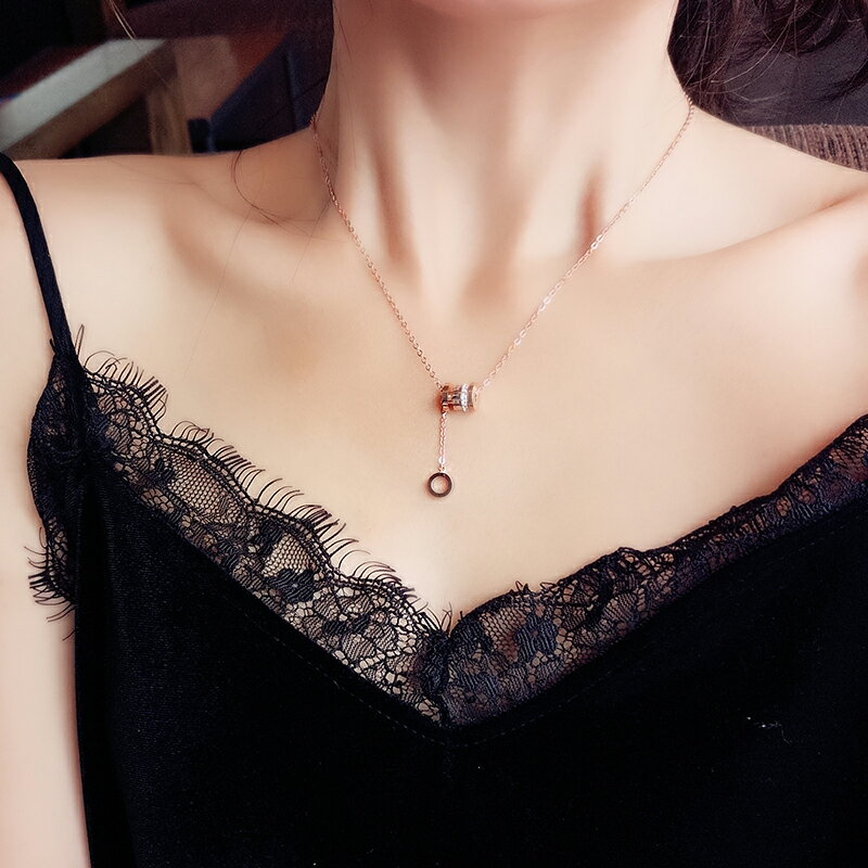 不掉色 鈦鋼項鏈 氣質玫瑰金戒指圈吊墜小眾流蘇簡約鎖骨鏈女網紅1入