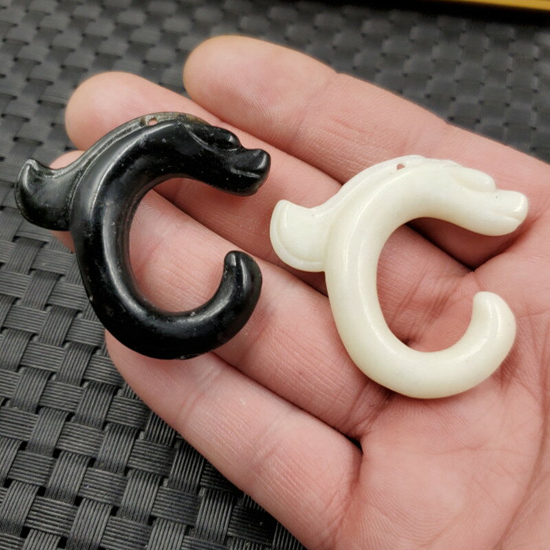 天然玉石新疆墨玉龍勾吊墜墨綠蛇紋石玉吊墜藍田玉仿古吊墜玉墜