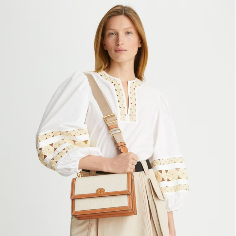 TORY BURCH斜背包 SMALL T MONOGRAM EMBOSSED SHOULDER BAG｜限時★滿萬折500★保健食品3件9折★下單贈美國暢銷護手霜 合歐美精品購