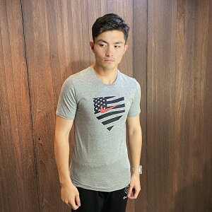 美國百分百【全新真品】Nike T恤 耐吉 短袖 上衣 T-shirt 運動 休閒 國旗 旗幟 白色 G507