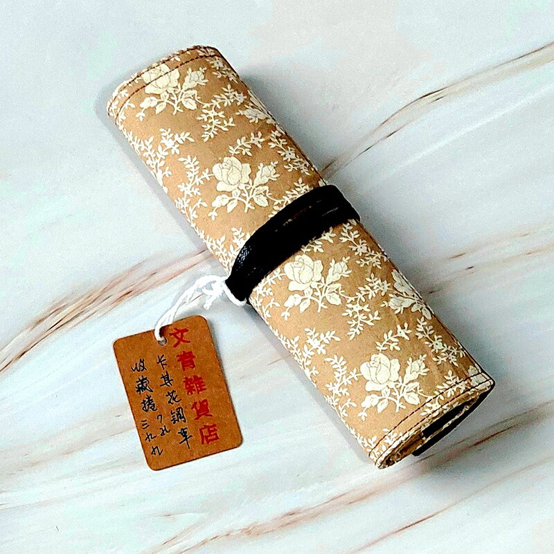 鋼筆控必備! 高顏值鋼筆專用~帆布卡其色清爽印花筆捲，整體風格斯文雅致，既實用又顏值姣好的鋼筆收那筆捲，宛如佳人獨倚小軒窗。