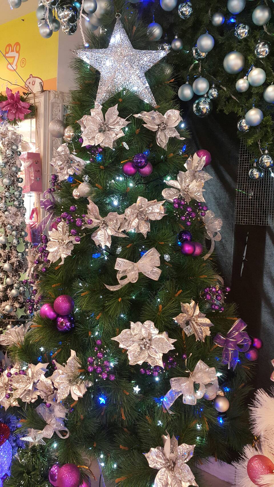 <br/><br/>  X射線【X030005】8尺綠色高級松針成品樹(銀紫系)，內含聖誕樹+聖誕燈+聖誕花+蝴蝶結緞帶+聖誕球+聖誕飾品+花材<br/><br/>