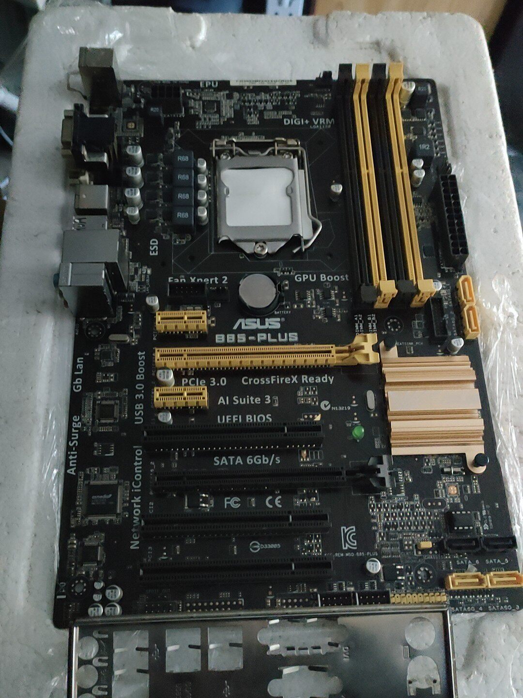 華碩B85-PLUS 主機板 1150針 平臺 DDR3 四內存插槽 USB3.0 雙PCI-E 交火 原裝 擋板 成色如圖 正常使用 功能完好 無維修