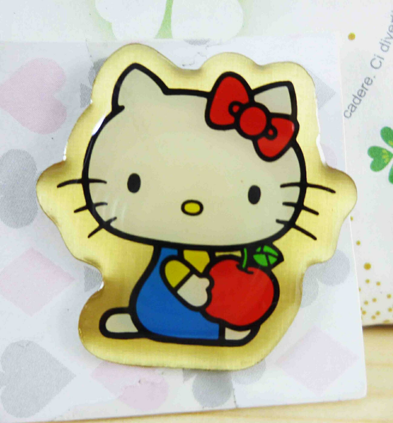 【震撼精品百貨】Hello Kitty 凱蒂貓 KITTY造型徽章-蘋果 震撼日式精品百貨