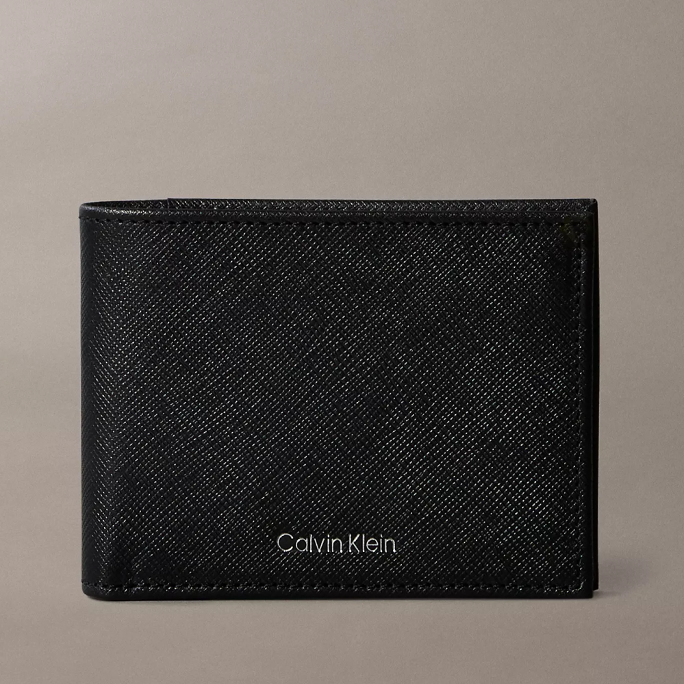 Calvin Klein 男士皮夾 短夾 防刮十字紋真皮 男夾 錢包 C90026 黑色CK(現貨)▶指定Outlet商品5折起☆現貨【送禮首選★APP下單點數4倍送】