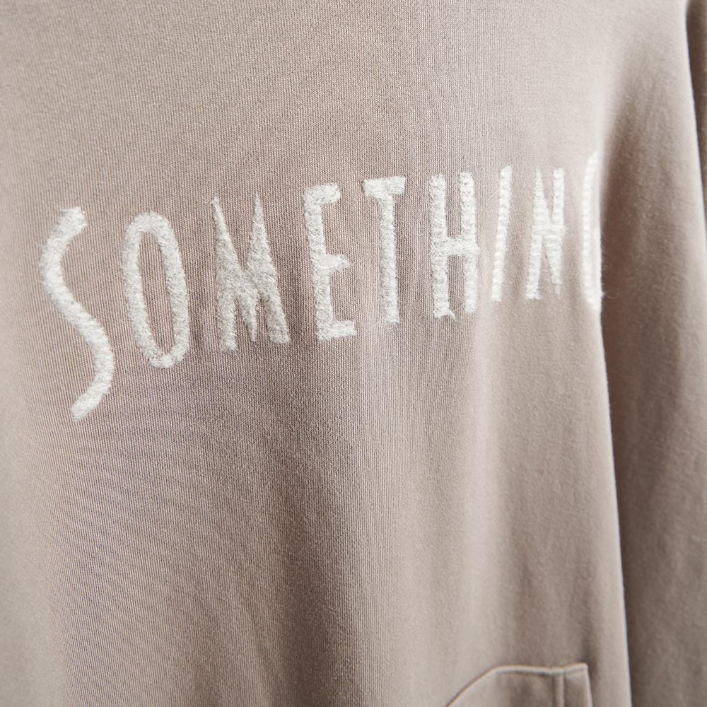 SOMETHING 女款 植絨LOGO刺繡分岔長版連帽長袖T恤(灰褐色) 5