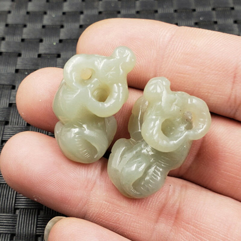 新款天然玉石a貨和田玉生肖牛掛件手工雕刻立體牛吊墜玉牛玉墜