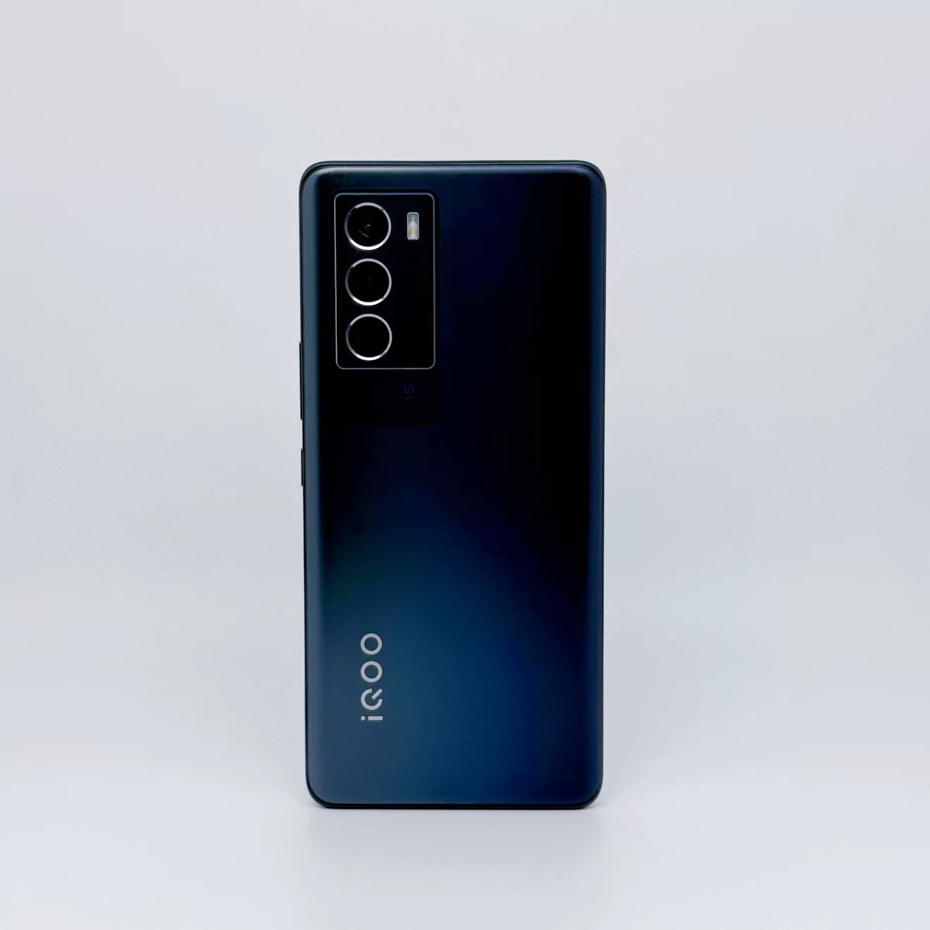 【二手】iQOO Neo5S 12G+256G 夜行空間 旗艦電競手機 高通驍龍888 120Hz螢幕 66W閃充 雙模5G 散熱背夾 台灣