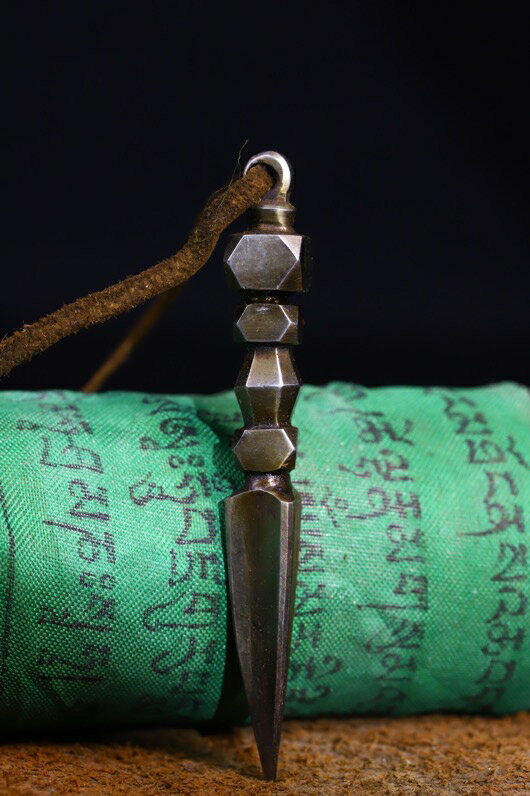 尼泊爾藏傳包漿天鐵玄鐵手工敲打鏨刻老法器金剛杵橛文玩雜項收藏