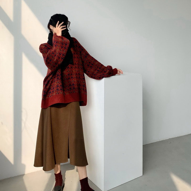 ANNAS 文青風復古千鳥格酒紅毛衣 拜年服 過年穿搭 新年穿搭 紅色毛衣 紅色上衣 酒紅色上衣 過年喜氣龍年穿搭 寬鬆慵懶保暖 5