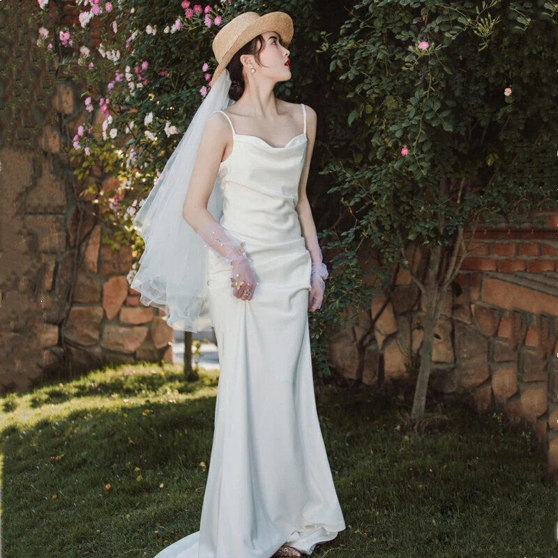 韓式簡約旅拍輕婚紗小個子新娘吊帶露背緞面迎賓出門紗白色禮服女