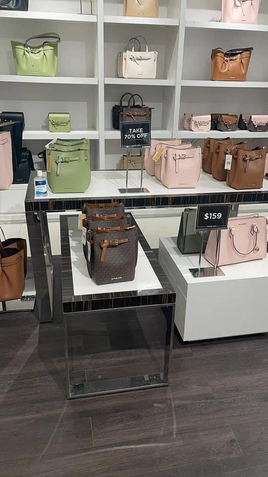 美國正品專櫃Michael Kors MK新款經典禮物結 滿版深咖LOGO、焦糖咖色、經典黑色全皮 (中號)禮物包 -(全牛皮或防刮牛皮款) 單肩側背 扭結禮物包 斜背包 水桶包~ 【內空間容量超大可入長夾、輕奢簡約時尚百搭款】～(保證美國OUTLET專櫃店直購全新100%正品).*vivi shop* 8