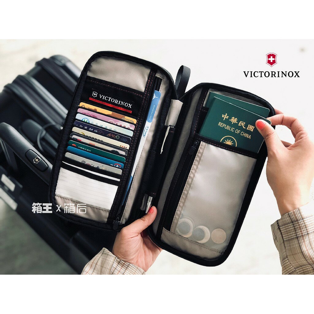 Victorinox 瑞士維氏 RFID 證件包 護照包 護照夾 手拿包 多功能證件包 31172803 (黑/紅)