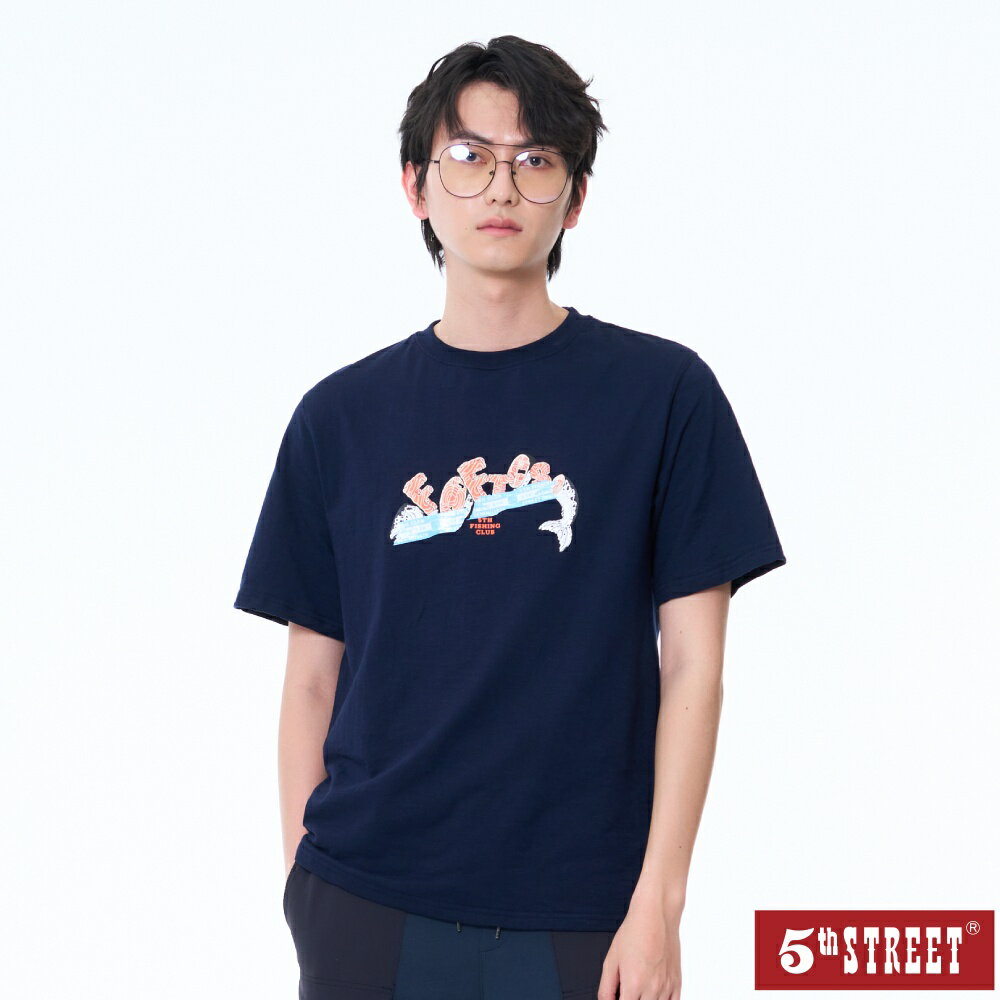 5TH FISHING CLUB 中性款 男女短T 鮭魚切塊 LOGO 印花 短袖T恤 TEE 上衣 丈青 (571040) 【5th STREET】【APP下單天天10%回饋】 最高折426