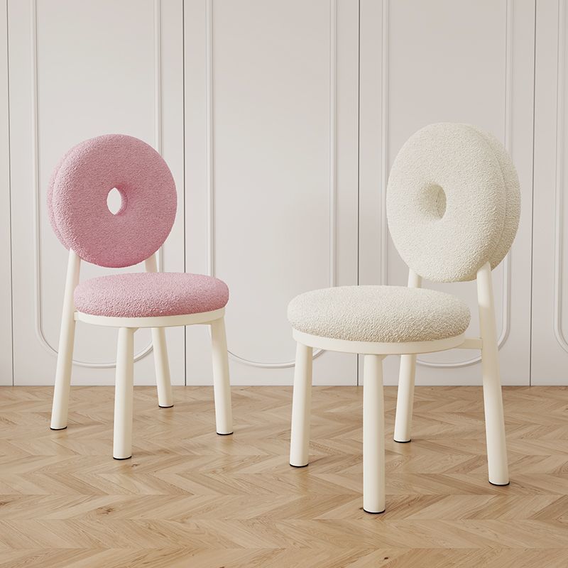 【免運】美雅閣| 北歐簡約白色餐椅現代奶油風甜甜圈椅子網紅ins家用羊羔絨化妝凳