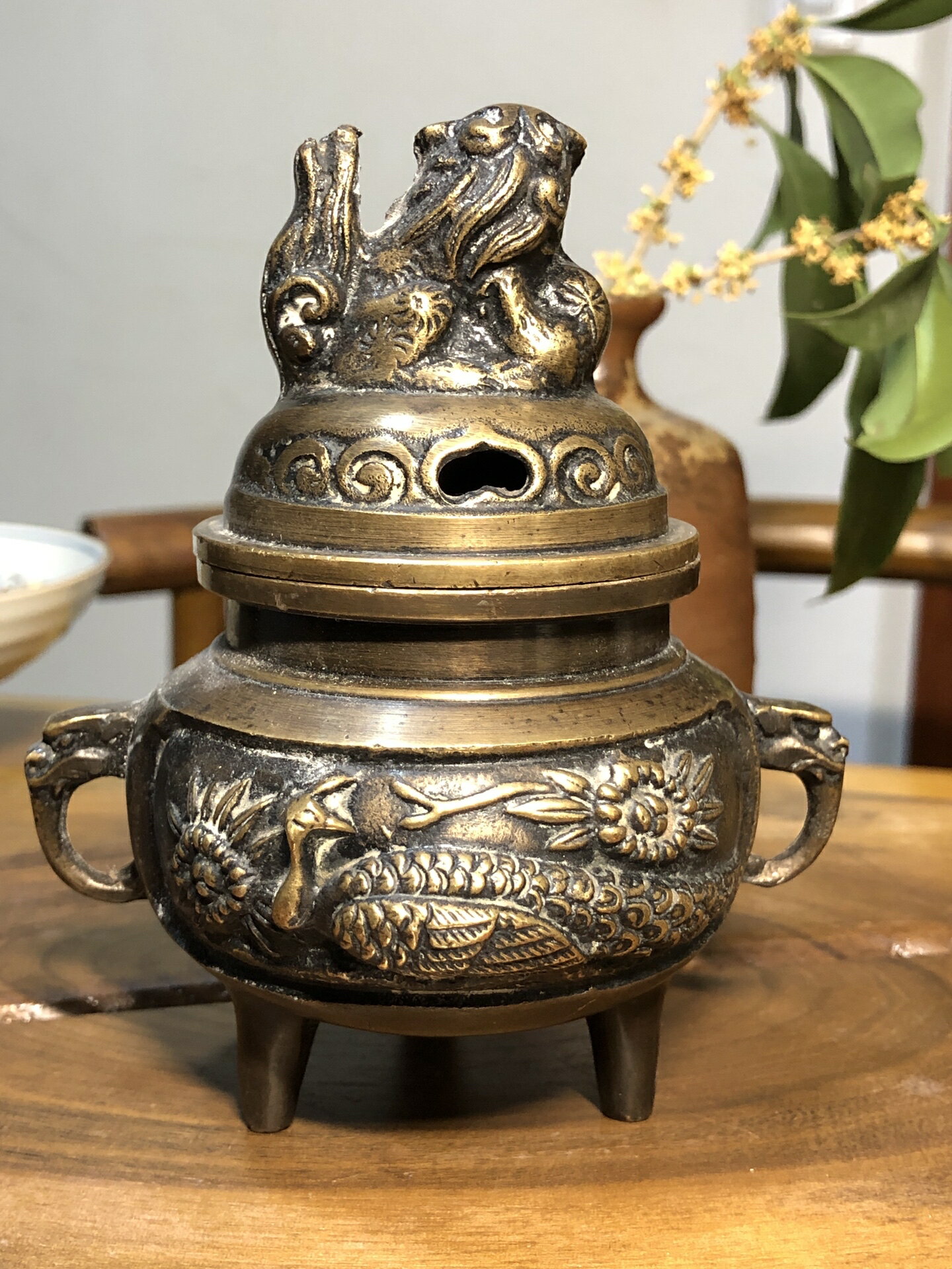 日本中古回流昭和時候高崗純銅精雕獅子孔雀浮雕三足雙耳老銅香爐
