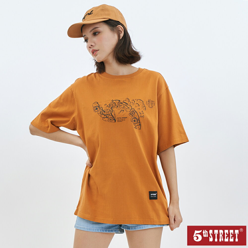 中性款機械圖袋花短袖T恤-亮褐色【5th STREET】【APP下單享4%點數】