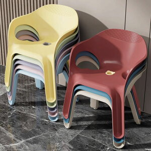 免運 塑料凳子家用加厚靠背椅簡約創意客廳可疊放腳踩穩固餐桌塑膠椅子-快速出貨