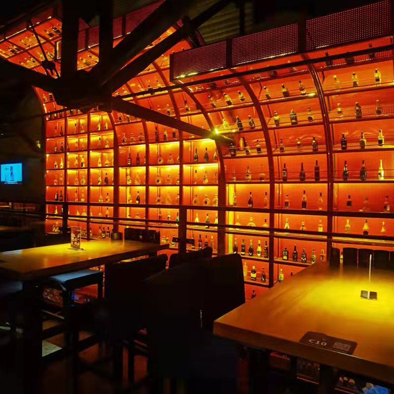 酒吧落地弧形紅酒展示酒架 吧臺后側大容量靠墻產品置物紅酒架子