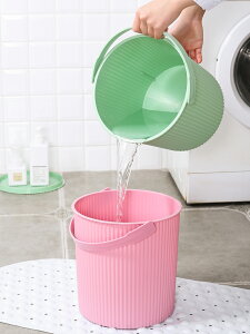 家用手提水桶塑料桶加厚帶蓋可坐釣魚桶收納桶學生宿舍洗澡洗衣桶