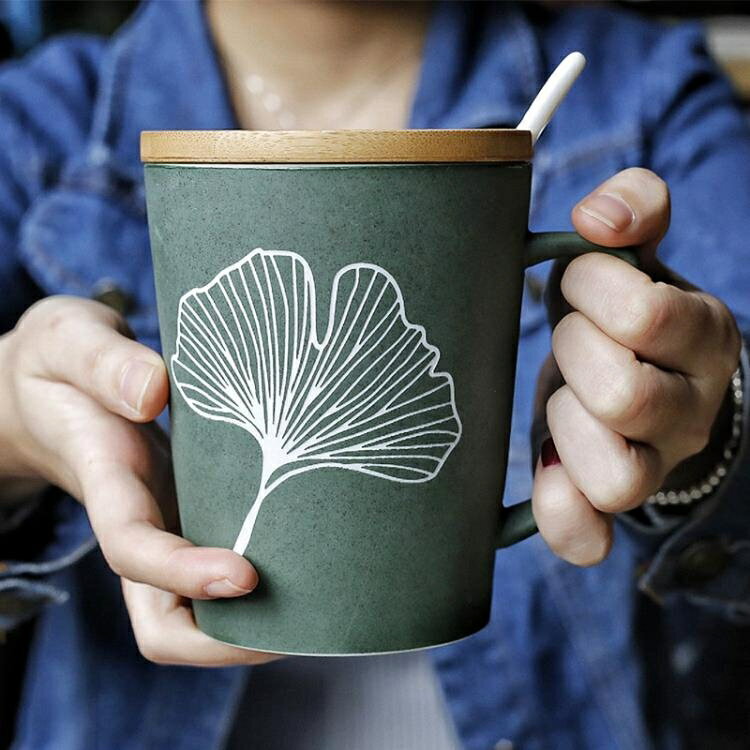 簡約樹葉水杯磨砂陶瓷杯子創意個性馬克杯帶蓋帶勺咖啡杯辦公大杯 【摩可美家】