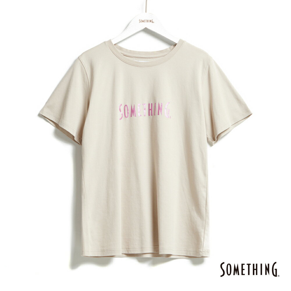 SOMETHING 女款 基本LOGO短袖T恤 (淺卡其)
