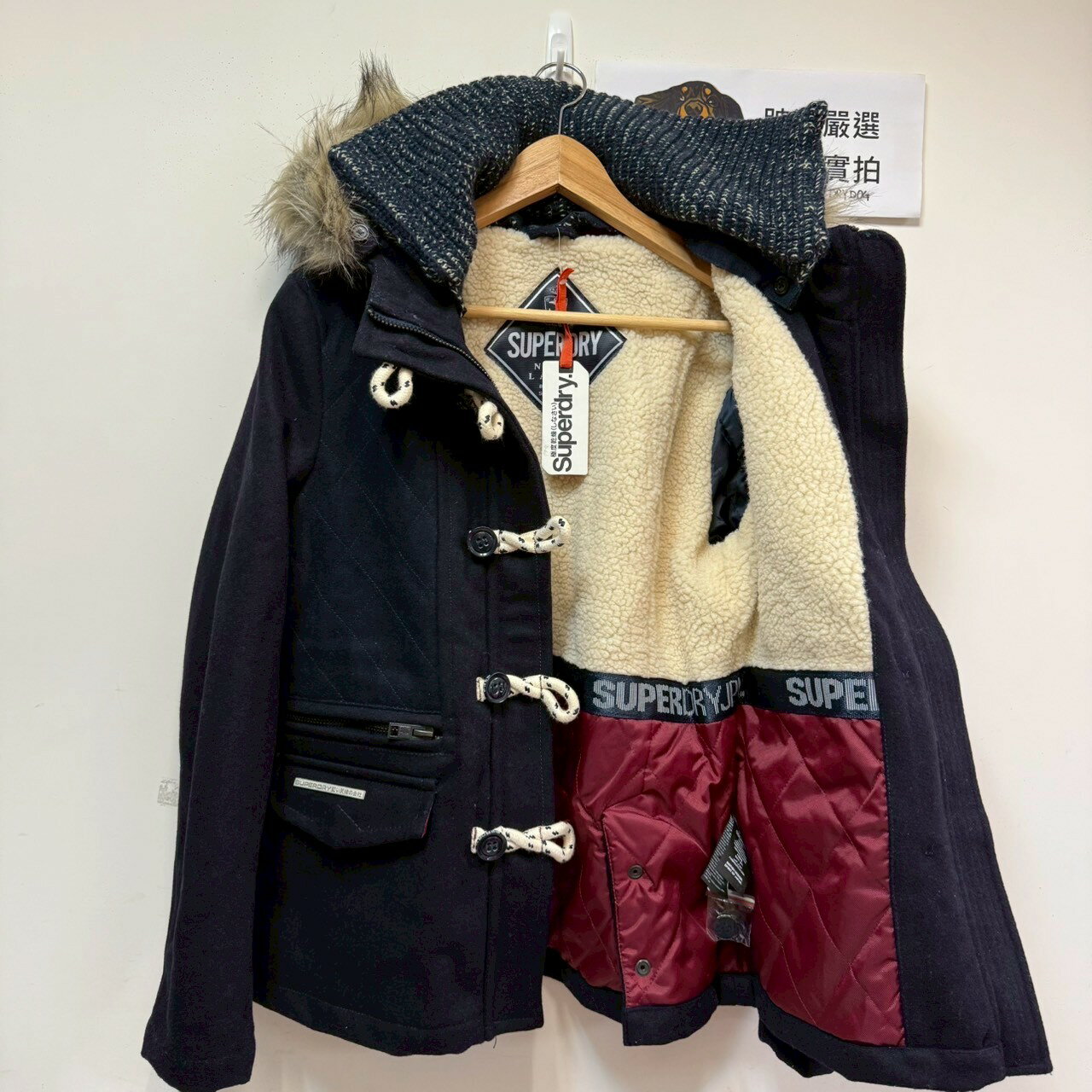 跩狗嚴選 極度乾燥 Superdry Quilt Duffle 女款 深藍 羊毛 加厚保暖 合身 縮口 風衣 大衣 毛領立領可拆 連帽 外套