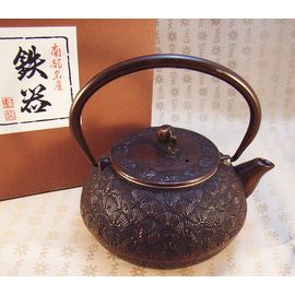 【福介生活館】日本南部鐵器【文秀堂急須 松葉0.6L 附濾網】日本鑄鐵壺 沖泡茶壺 手作鐵瓶 老人茶壺~冷霜烏龍 杉林溪高山茶 鐵觀音手採茶 普洱茶~小鐵壺