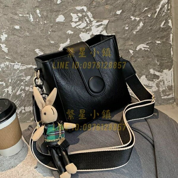 水桶包女潮時尚百搭寬帶斜挎包高級洋氣單肩質感包包【繁星小鎮】