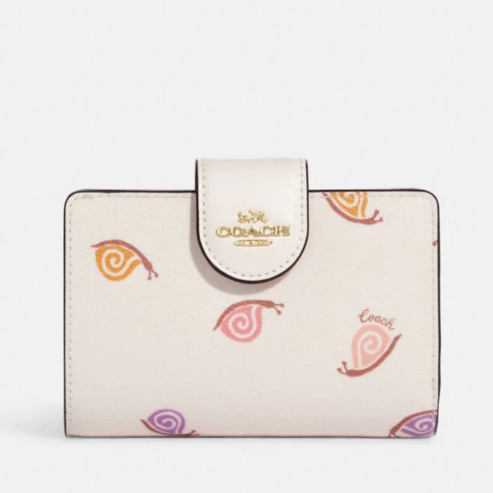COACH 蝸牛圖案中夾 防刮PVC皮革 中夾 皮夾 雙折錢包 CA789 白色(現貨)▶指定Outlet商品5折起☆現貨【送禮首選★APP下單點數4倍送】