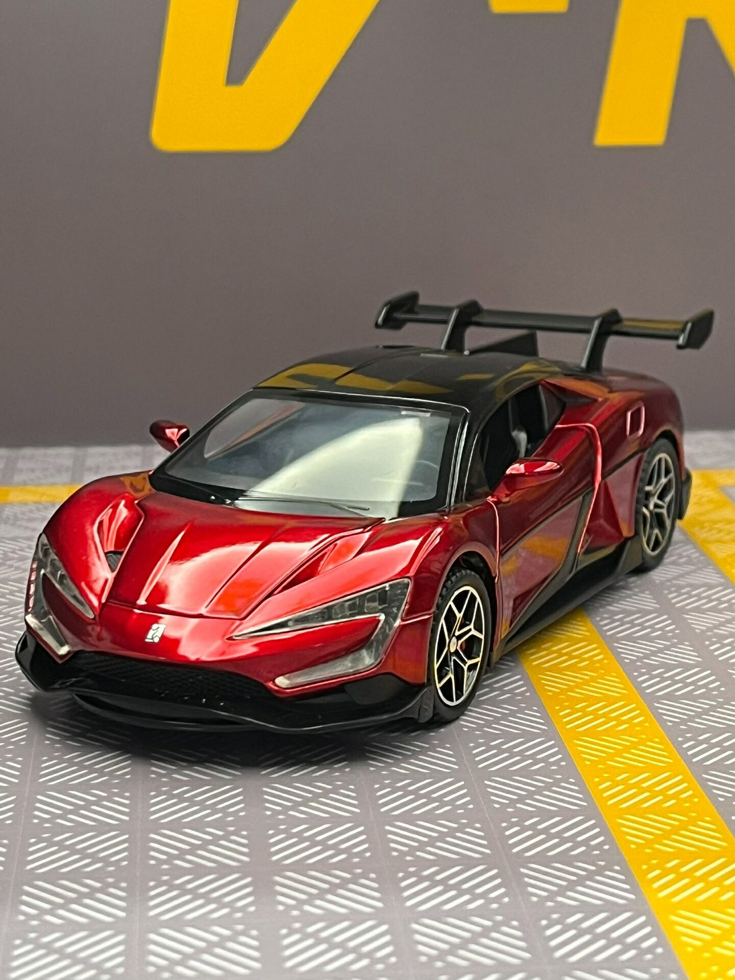 【全球優品匯】1:32合金汽車U8模型聲光玩具車收藏擺件 彩盒裝 功能，車門可開，前後車燈可亮，強勁後輪回力，按壓後輪有