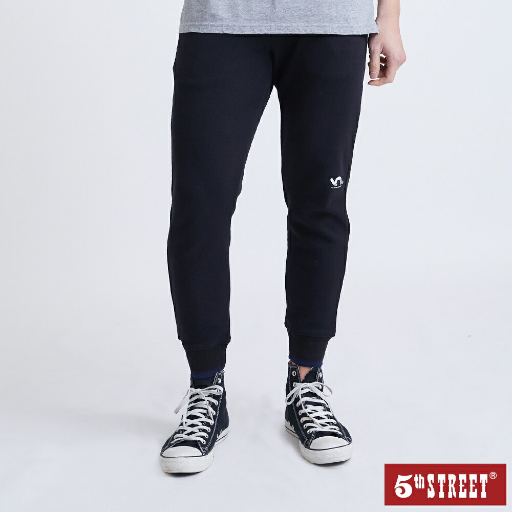 男裝 純棉膝印花休閒運動褲-黑色 (961008) 【5th STREET】【APP下單天天10%回饋】 ★神褲節 治裝激推 最高折426