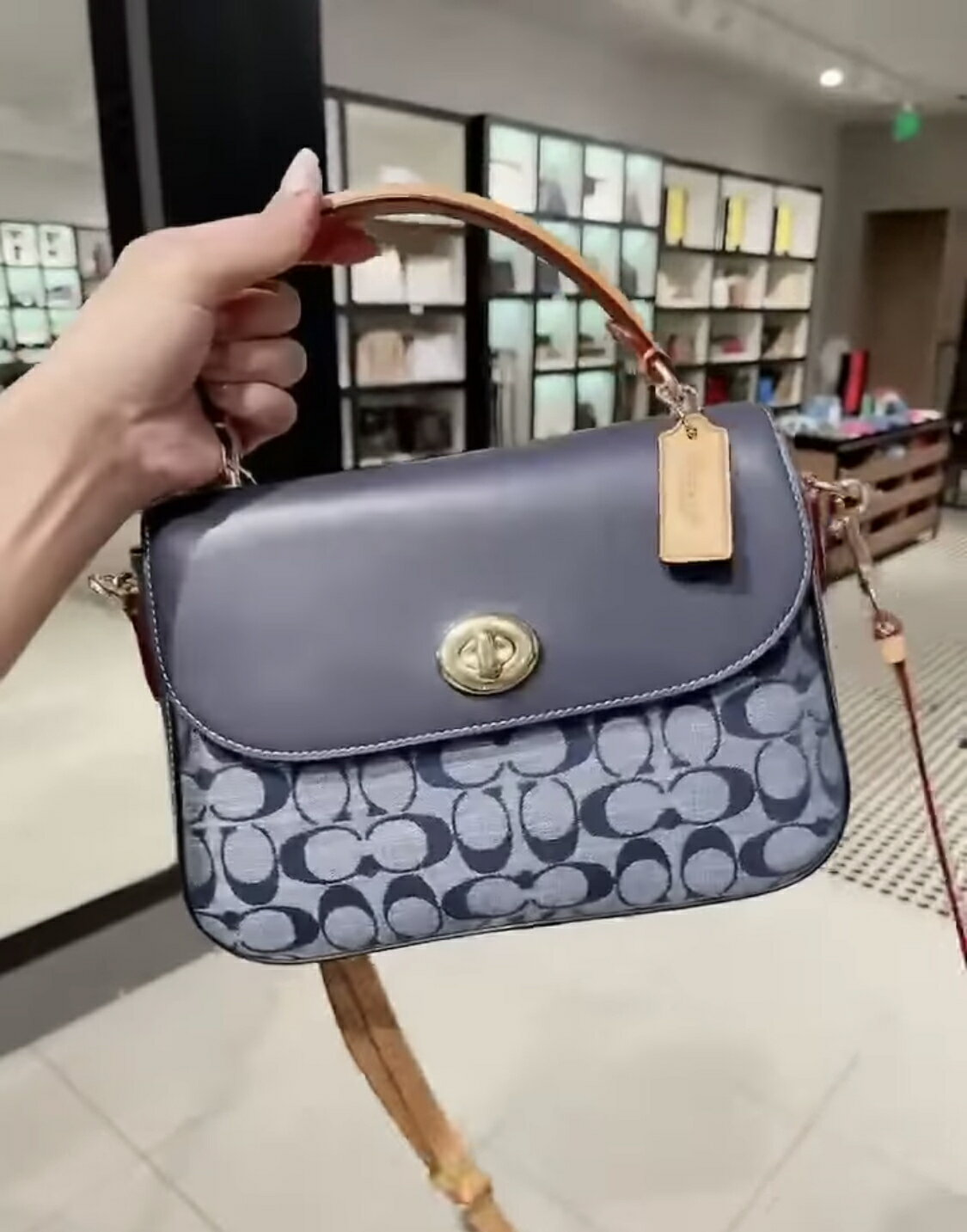 美國正品COACH  經典限量款 緹花牛仔藍(香布蕾) 郵差包 、牛仔藍 流蘇款(中大號)雙肩後背包 斜背包、 滿版咖拚橘(鉚釘邊)款 翻蓋馬鞍包 大馬車扣LOGO(中號)-斜背包. (荔紋真皮款or搭緹花logo材) 側背包 斜背包 .--(保證美國OUTLET直購全新100%正品)-*vivi shop* 3